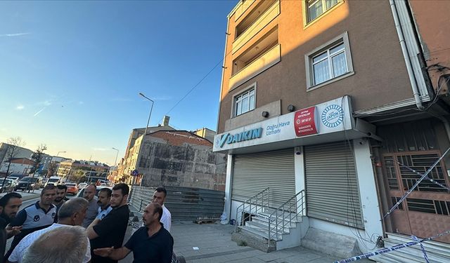 Arnavutköy'de yan tarafındaki inşaat çalışması sırasında kayma meydana gelen 4 katlı bina tahliye edildi