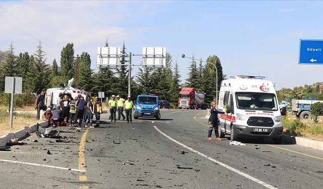 Elazığ'da yolcu otobüsü ile minibüsün çarpıştığı kazada 18 kişi yaralandı