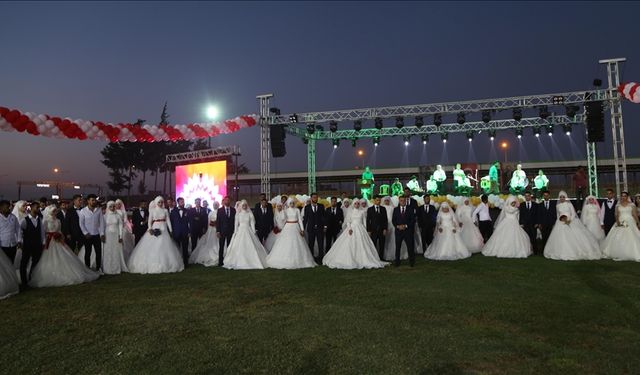 Hatay'da 100 depremzede çift için toplu nikah töreni yapıldı