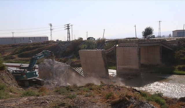 Hatay'da ağır hasarlı 4 bina ve köprü kontrollü yıkıldı