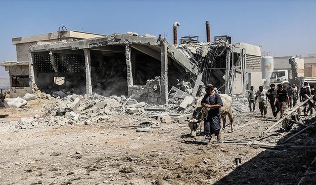 Suriye ordusu ve destekçilerinin İdlib'e saldırılarında bir haftada 6 binden fazla sivil yerinden oldu