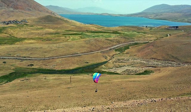Ağrı'daki Balık Gölü ve çevresi yamaç paraşütü tutkunlarını ağırladı