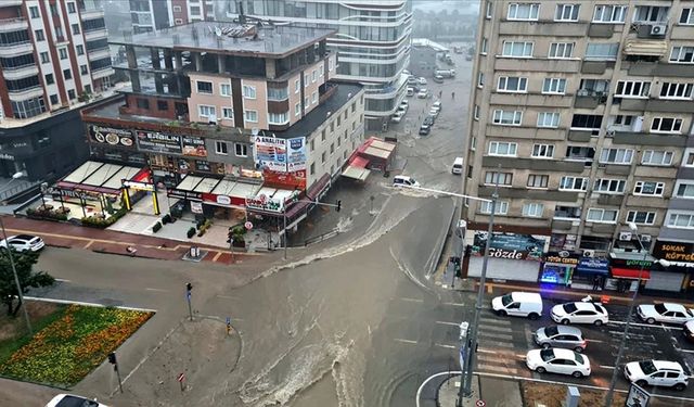 Samsun'da sağanak nedeniyle ev ve iş yerlerini su bastı
