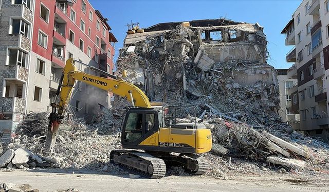 Depremlerden etkilenen Hatay'da hasarlı binaların kontrollü yıkımı sürüyor