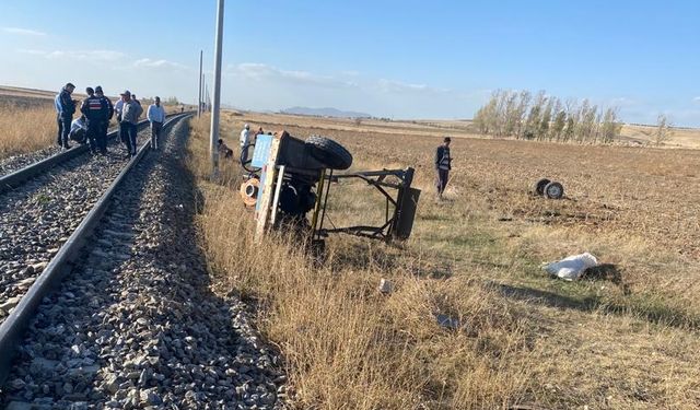 Afyonkarahisar'da hemzemin geçitte trenin çarptığı tarım aracı sürücüsü öldü