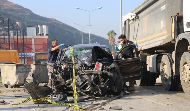 Hatay'da otomobille çöp kamyonu arasına sıkışan temizlik işçisi öldü