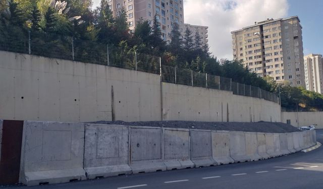 Maltepe'de çökme riski bulunan istinat duvarının önüne beton bloklu önlem