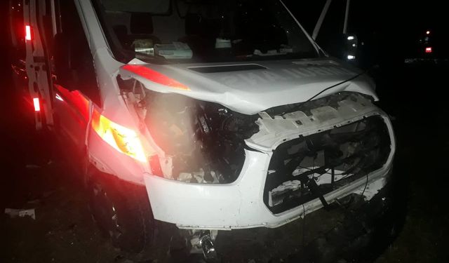 Sakarya'da ambulans ile otomobilin çarpışması sonucu 2 kişi yaralandı
