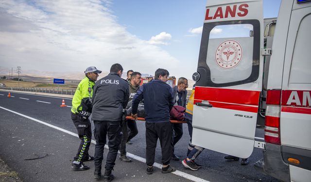 Erzurum'da işçileri taşıyan kamyonetin devrilmesi sonucu 7 kişi yaralandı