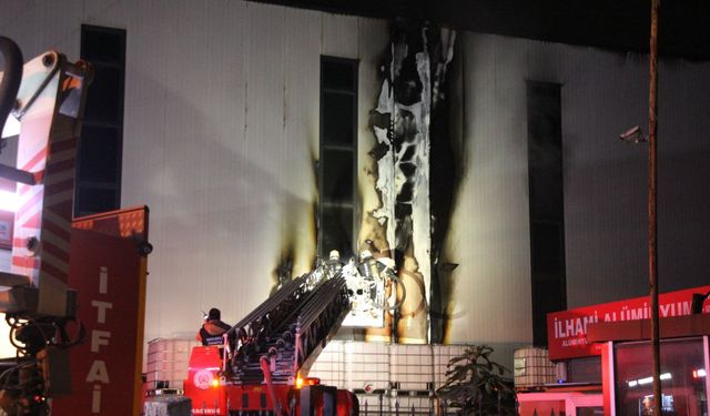 Kocaeli'de kimya fabrikasının dış cephesinde çıkan yangın söndürüldü