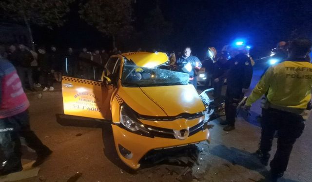 Sakarya'da ticari taksinin tıra çarpması sonucu 1 kişi yaralandı
