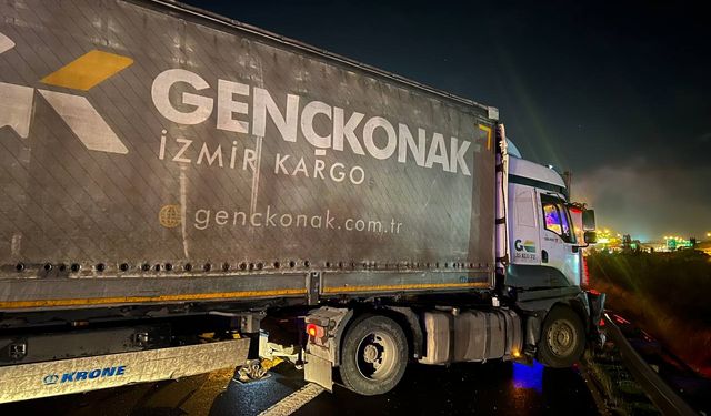 Anadolu Otoyolu'nda 2 tırın çarpıştığı kaza nedeniyle ulaşım aksadı