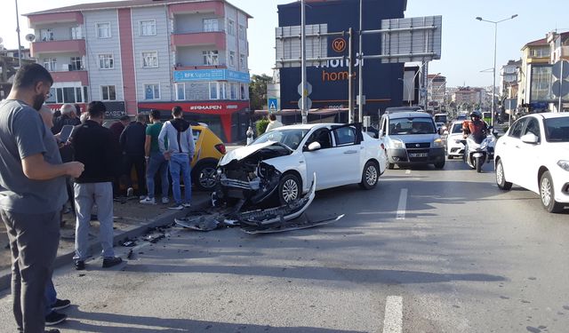 Kocaeli'de taksi ile otomobilin çarpıştığı kazada 4 kişi yaralandı