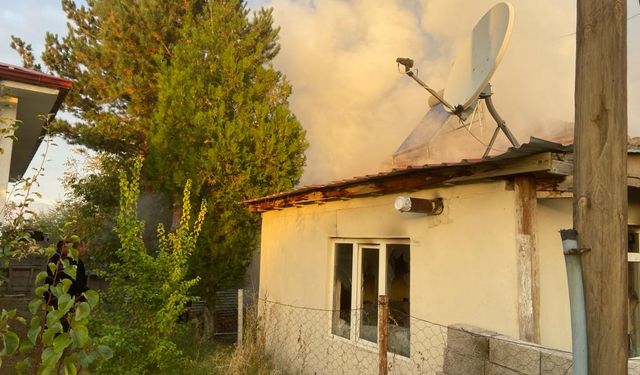Erzincan'da yangın çıkan tek katlı ev kullanılamaz hale geldi