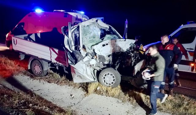 Kırşehir'de kamyonetin kamyona çarpması sonucu 2 kişi öldü, 3 kişi yaralandı