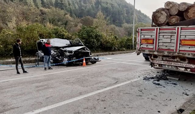 Karabük'te park halindeki kamyona çarpan minibüste 1 kişi öldü