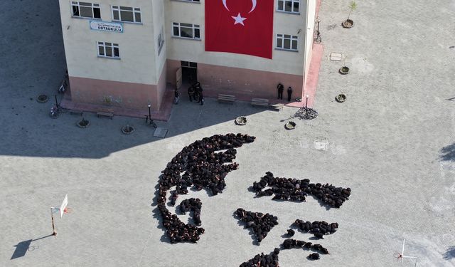 Iğdır'da 400 öğrenci "Atatürk silüeti" koreografisi oluşturdu