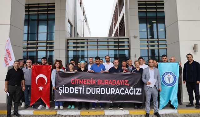 Edirne'de acil servis doktorunun silahla tehdit edilmesi sağlıkçılar tarafından protesto edildi