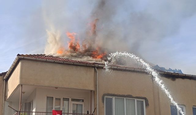 Afyonkarahisar'da bir binanın çatısında çıkan yangın söndürüldü