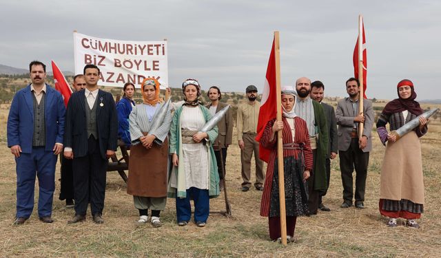 Uşak'ta "Cumhuriyet'i Biz Böyle Kazandık" fotoğrafı canlandırıldı