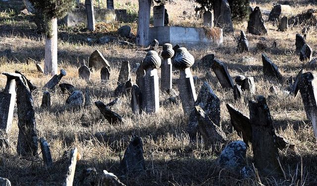 Araştırmacılar Osmanlı'da ipekçiliğin merkezi Küplü köyünün tarihini mezar taşlarından okudu