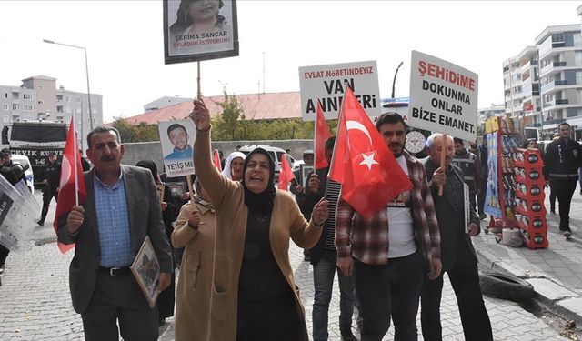 Vanlı aileler çocuklarına kavuşmak için HDP İl Başkanlığı önündeki eylemlerini sürdürdü