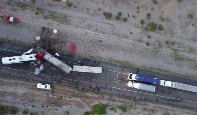 Meksika'da göçmenleri taşıyan otobüsün devrilmesi sonucu 18 kişi öldü