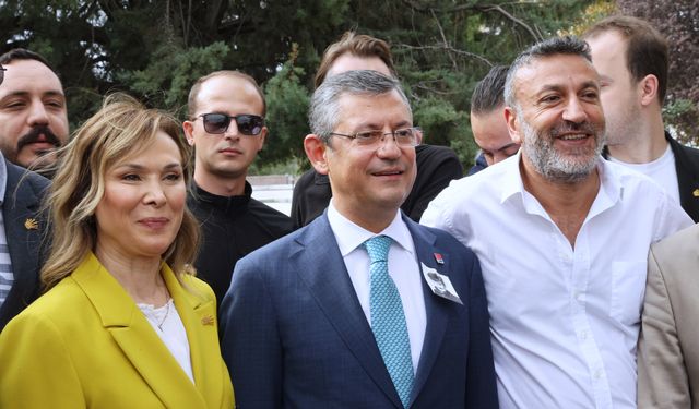 CHP Genel Başkanlığına seçilen Özel, Bülent Ecevit'in kabrini ziyaret etti