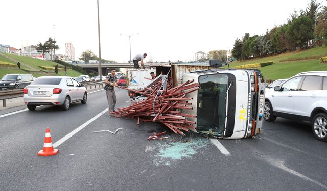 İstanbul’da TEM’de devrilen kamyonet trafiği aksattı