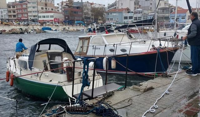 Çanakkale'de kuvvetli lodos limandaki 2 tekneyi batırdı