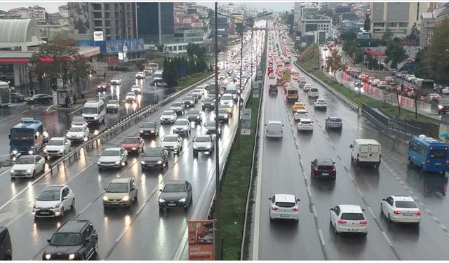 İstanbul'da yağmurun da etkisiyle trafik yoğunluğu yüzde 80'e çıktı
