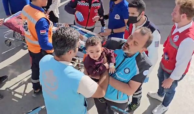 Yaralı 3 Gazzeli çocuk, ambulans uçakla Türkiye'ye getiriliyor