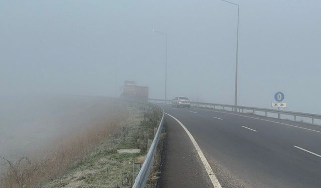 Anadolu Otoyolu'nda sis görüş mesafesini düşürdü