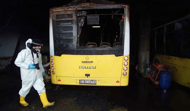 Sarıkamış Belediyesi garajında çıkan yangında 4 araç yandı