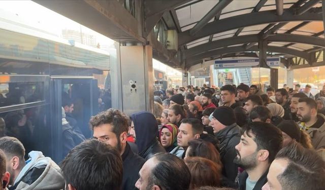 İstanbul'da tekerleklerinden dumanlar çıkan metrobüsün yolcuları tahliye edildi