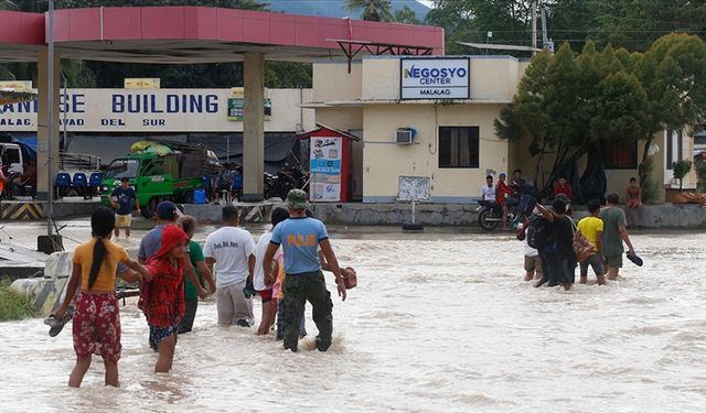 Filipinler'deki Kabayan tropikal fırtınası insanları yerinden etti