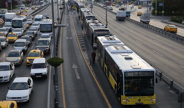 Metrobüsler megakenti taşımakta yetersiz kalıyor