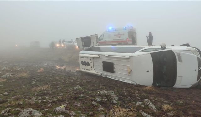 Şanlıurfa'da öğretmenleri taşıyan servis aracı devrildi, 9 kişi yaralandı