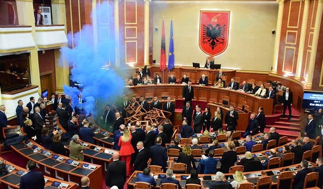 Arnavutluk Meclisi'nde bütçe görüşmeleri sırasında yine gerginlik yaşandı