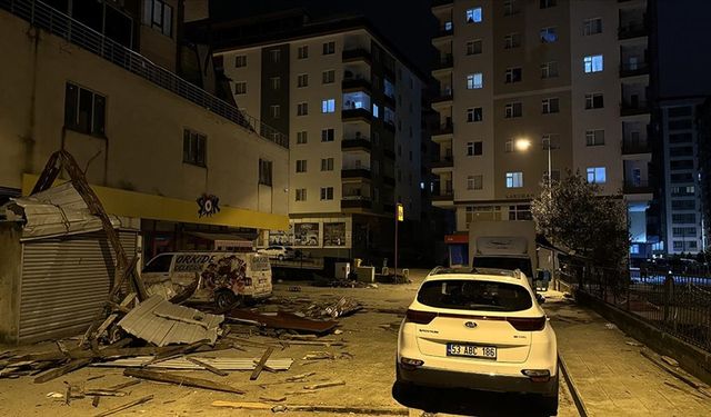 Rize'de şiddetli rüzgar nedeniyle çatılar uçtu, evlerde ve araçlarda hasar oluştu