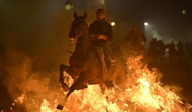 İspanya'da "kötülükleri kovmak için" atlar ateş üzerinden atlatıldı