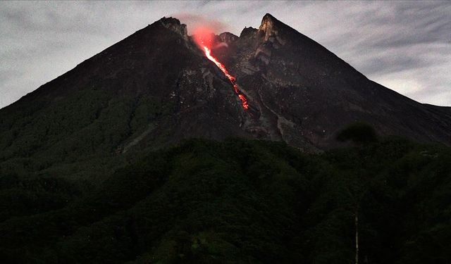 Endonezya'da yanardağ patlamaları nedeniyle 6 bin 500 kişi tahliye edildi