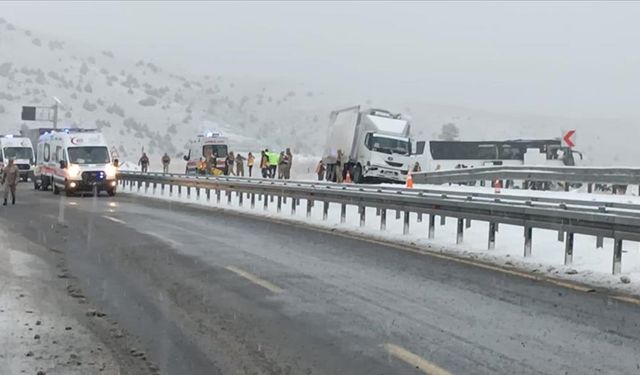 Kars'ta iki otobüsün karıştığı zincirleme trafik kazası!
