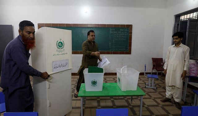 Pakistan'da oy verme işlemi başladı