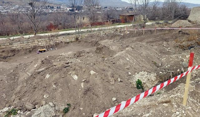 Karabağ'da Hocalı Katliamı kurbanlarına ait olduğu tahmin edilen toplu mezar bulundu