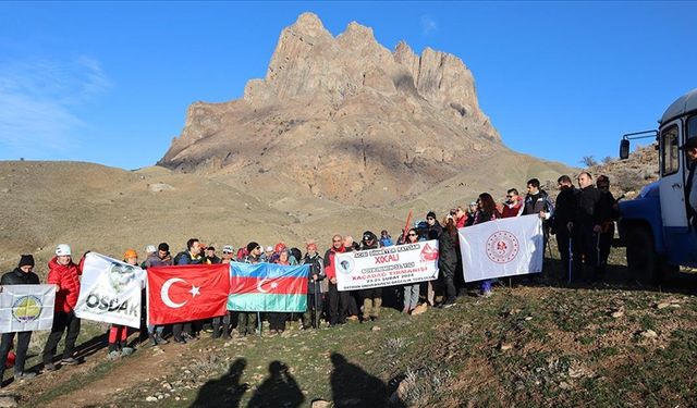 Türkiye ve Azerbaycan'dan dağcılar, Hocalı Katliamı kurbanlarını Haça Dağı zirvesinde andı