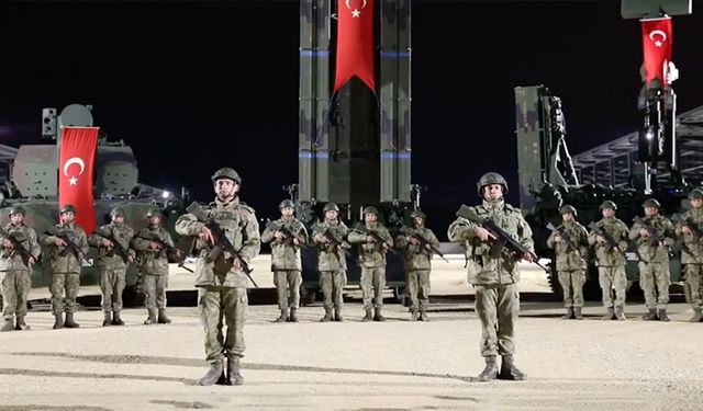 Mehmetçik 6 Şubat depremlerinde hayatını kaybedenler için saygı duruşunda bulundu
