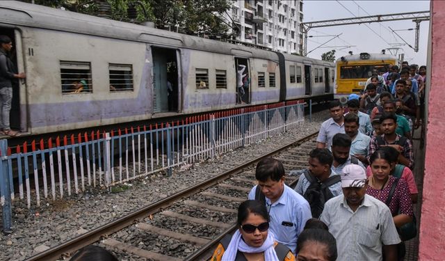 Hindistan'da makinistin inerken el frenini çekmeyi unuttuğu yük treni yaklaşık 80 kilometre gitti
