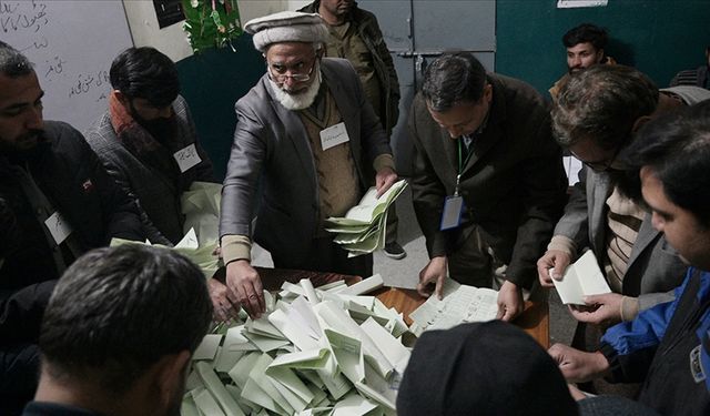 Pakistan'daki seçimlerde ilk sonuçlar gelmeye başladı