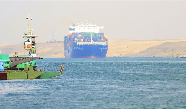 Mısır'ın Süveyş Kanalı geliri bölgesel gerilim nedeniyle yüzde 40 ila 50 azaldı